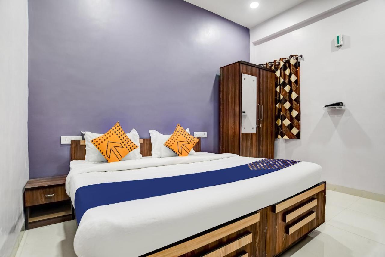 Spot On 76764 Hotel Lux Indore Eksteriør billede